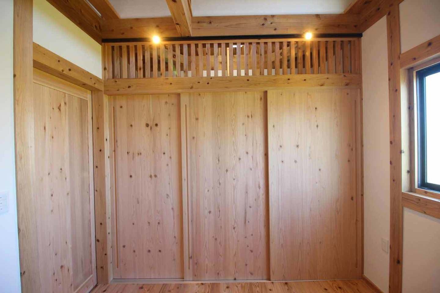 事例_3枚引き戸の寝室収納