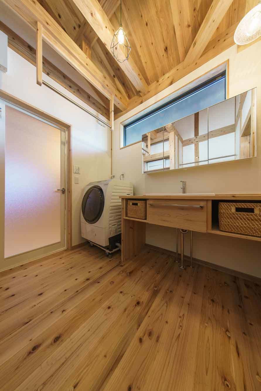 事例_洗面脱衣室と木製洗面台