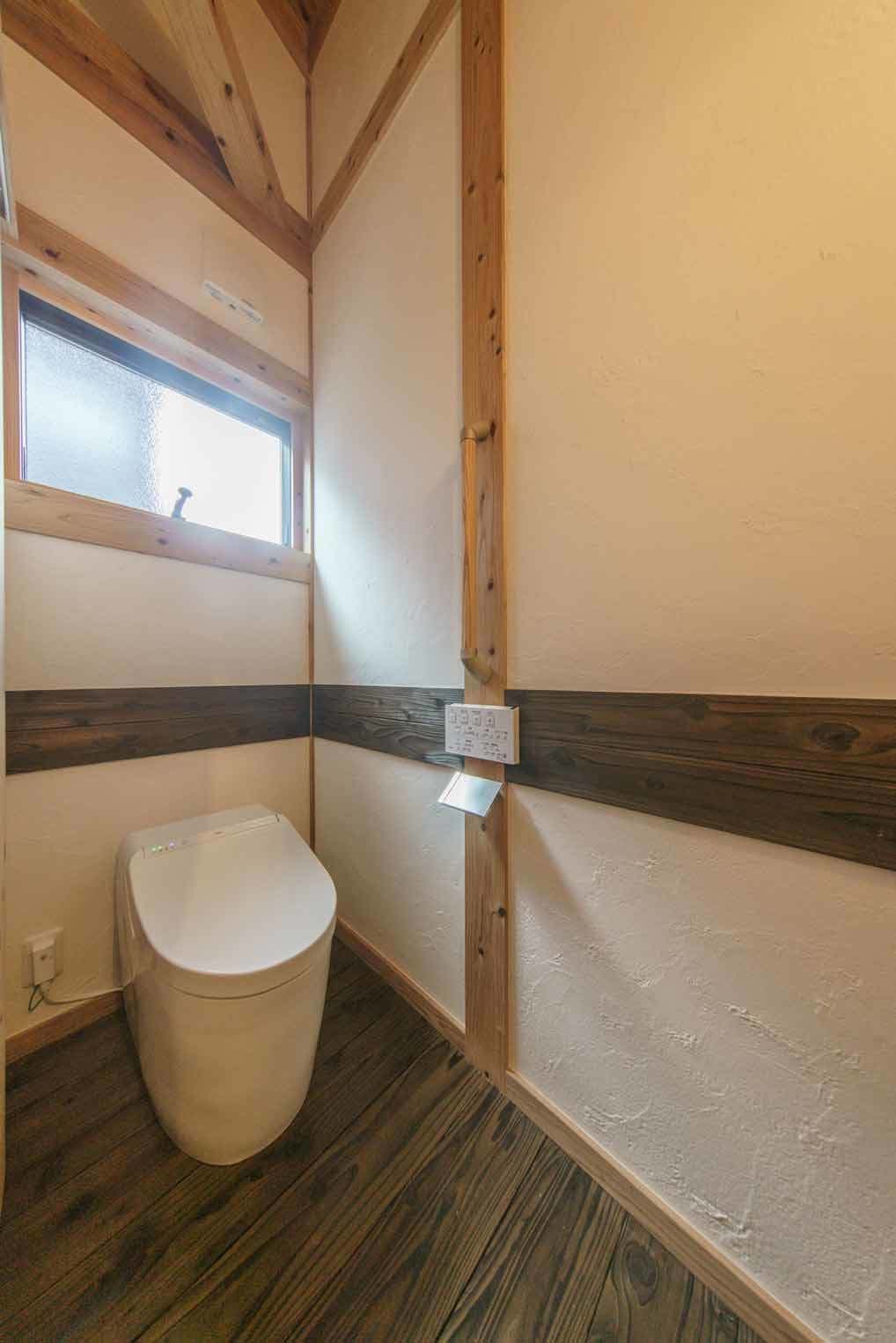 事例_焼杉板のトイレ