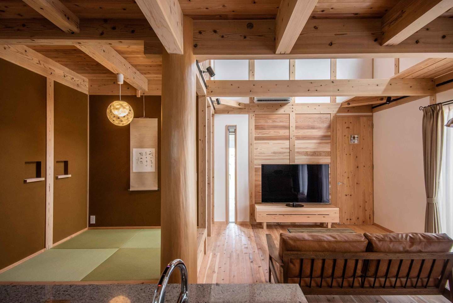 事例_親父柱と・小上り畳スペース