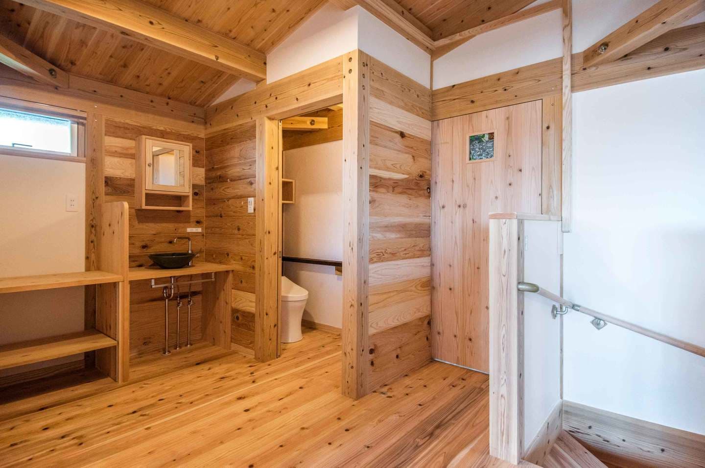 二階ホールと洗面台とトイレ