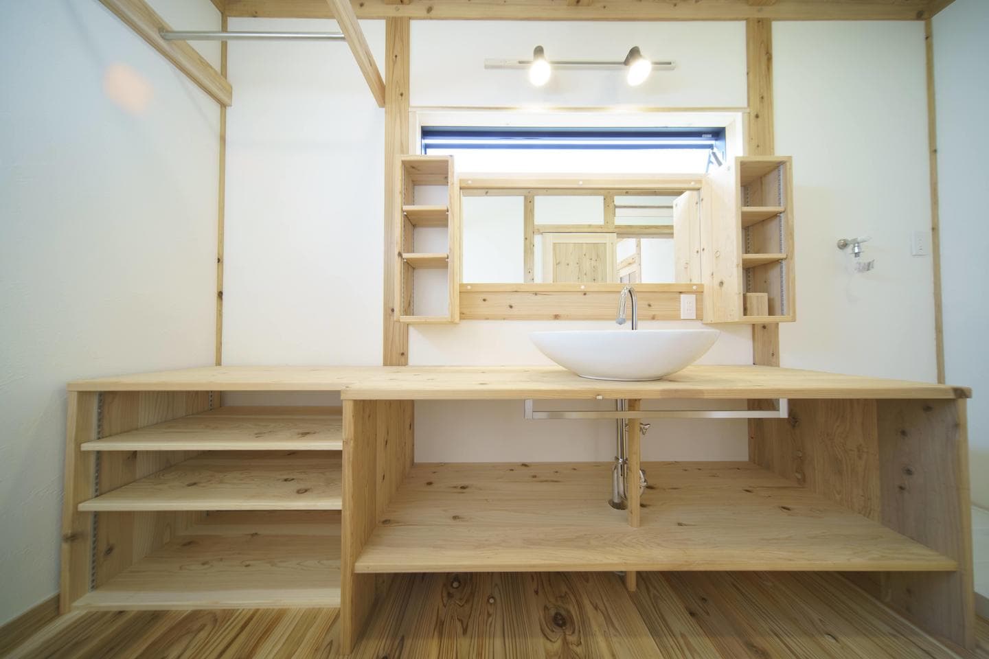 事例_広々使用、木製洗面台