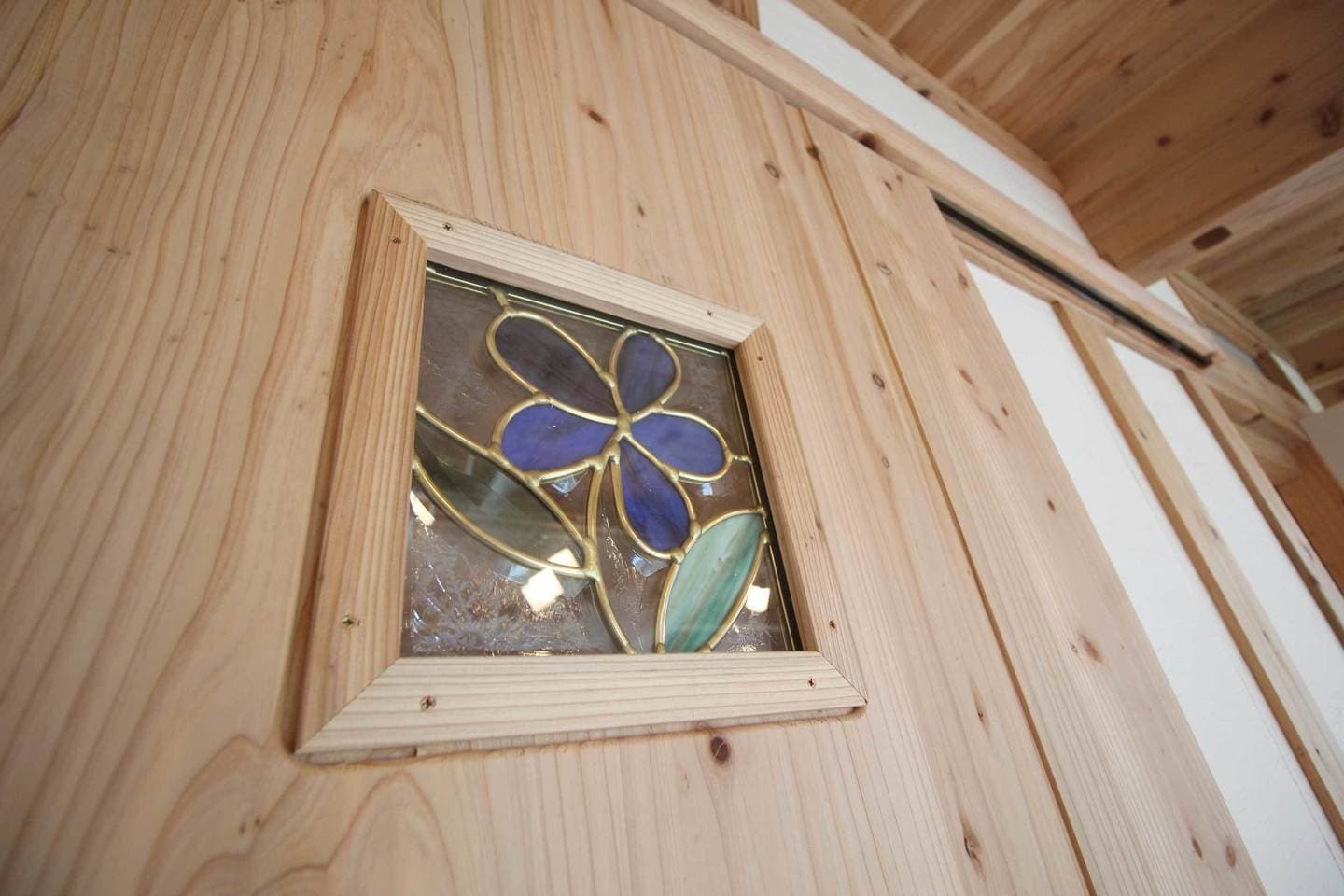 無垢材建具にステンドグラス