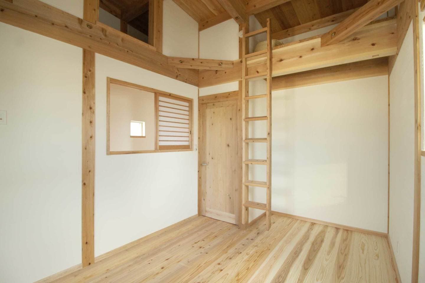 高さを活かした収納のある洋室